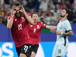 Georges Mikautadze, de la selección de Georgia, festeja luego de convertir un penalti ante Portugal. AP/ M. Meissner.