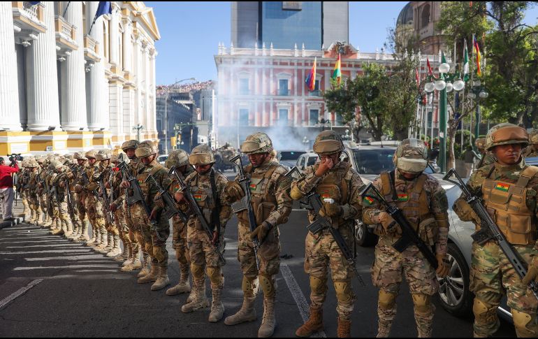 Militares se forman frente a la sede del Gobierno de Bolivia, este miercoles en La Paz (Bolivia). EFE/ Luis Gandarillas