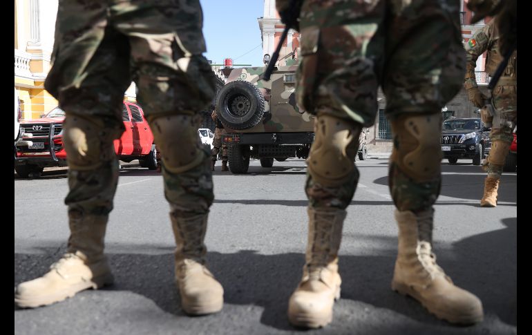 Zúñiga y un grupo militar ingresaron al edificio por siete minutos antes de retirarse. EFE / L. Gandarilla