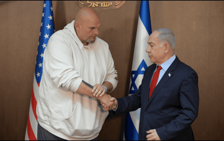 El primer ministro israelí, Benjamín Netanyahu junto al senador demócrata estadounidense John Fetterman el pasado miércoles 26 de junio en Jerusalén. EFE/ A. BEN-GERSHOM