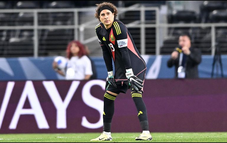 Fue a través de su cuenta oficial de instagram en dónde el portero mexicano compartió una imagen de un jersey con su característico número 13. Imago7/Archivo