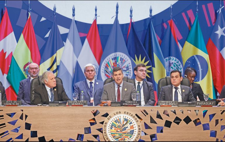 El secretario general de la OEA, Luis Almagro (izquierda), el presidente de la República de Paraguay, Santiago Peña (centro), y el ministro de relaciones exteriores de Paraguay, Rubén Ramírez (derecha), en el primer día de actividades de la asamblea. EFE