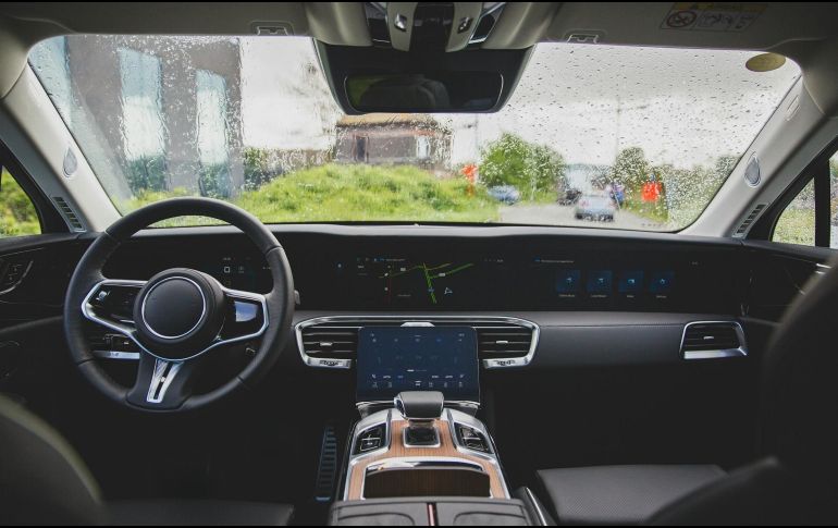 Se dice que los autos eléctricos podrían sufrir más daños con la lluvia, aunque esto es un mito. ESPECIAL / Foto de Bram Van Oost en Unsplash