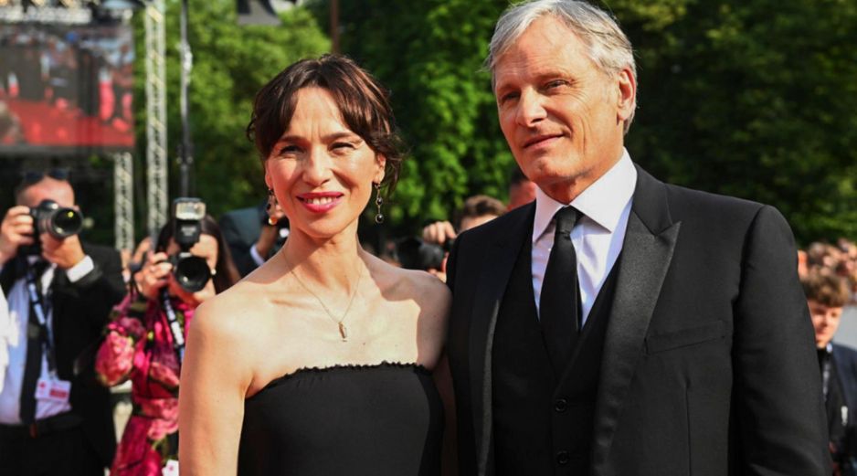 Viggo Mortensen agradeció al Festival que haya elegido para abrir el certamen a 'The Dead Don't Hurt', cinta de la que es productor, guionista, protagonista y autor de la música. EFE/ Festival Karlovy Vary