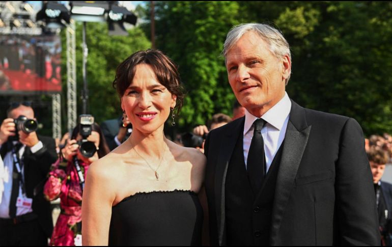 Viggo Mortensen agradeció al Festival que haya elegido para abrir el certamen a 'The Dead Don't Hurt', cinta de la que es productor, guionista, protagonista y autor de la música. EFE/ Festival Karlovy Vary