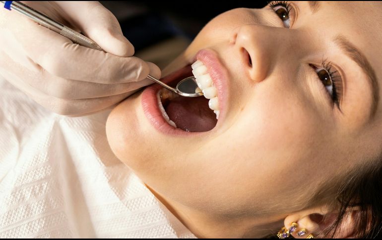 Nuestra salud se ve beneficiada con la inclusión del té verde entre nuestros alimentos porque es rico en vitaminas A y B; y de minerales como magnesio, calcio y potasio. ESPECIAL / Foto de Filip Rankovic Grobgaard en Unsplash