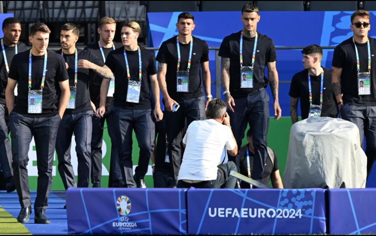 Jugadores italianos visitan la cancha del estadio Olímpico de Berlín, la misma donde otras generaciones ganaron los Juegos Olímpicos de 1936 y la Copa del Mundo 2006. EFE/D. Dal Zennaro