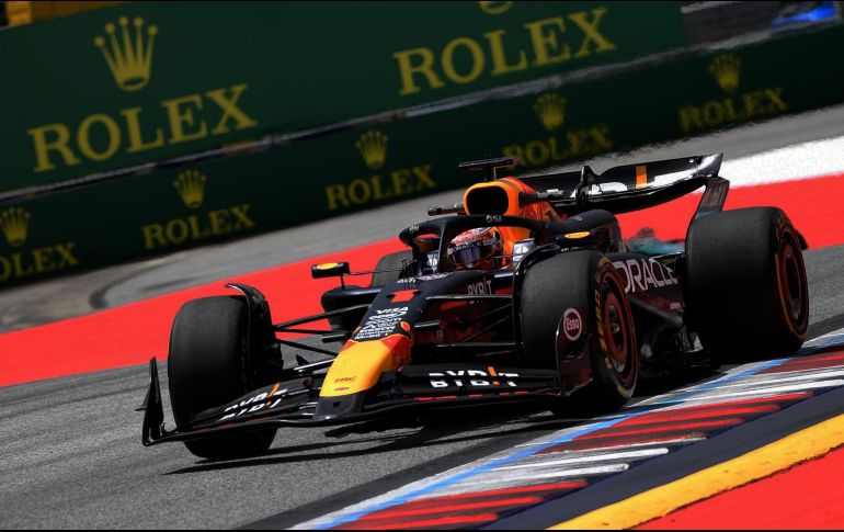 Verstappen sumó ocho puntos en la carrera sprint, Checo Pérez terminó octavo y ganó 1. XINHUA/H. Canling