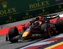 Verstappen sumó ocho puntos en la carrera sprint, Checo Pérez terminó octavo y ganó 1. XINHUA/H. Canling
