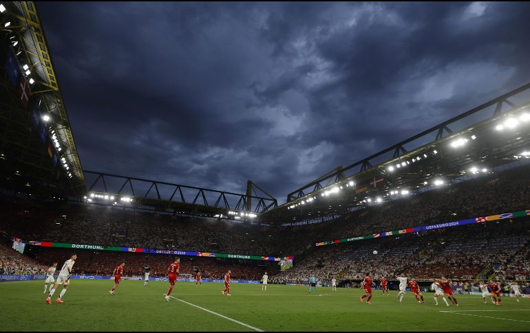 Alemania y Dinamarca, antes de que fuera detenido el partido. EFE / A. Szilagyi