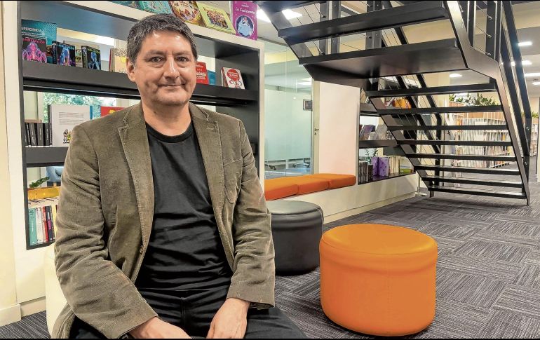 El escritor nació en Lima en 1963. Estudió Lingüística en la Pontificia Universidad Católica del Perú. EFE