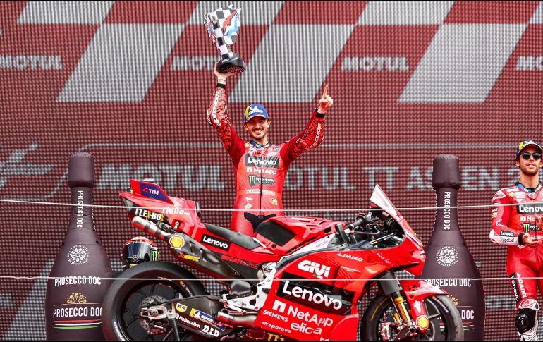 Con un impecable ritmo y manejo Pecco dominó de punta a punta el MotoGP de Assen seguido de Martinator y Bagnaia que completaron el podio. EFE / V. Jannink