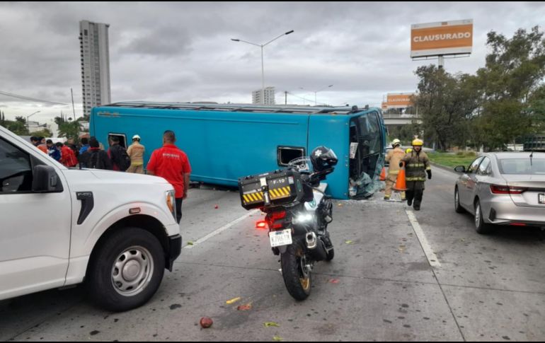 Hay tráfico pesado en la zona, pues se cerraron los carriles centrales de Periférico. ESPECIAL / PROTECCIÓN CIVIL Y BOMBEROS ZAPOPAN 