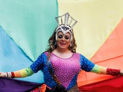 Miles de asistentes bailaron al ritmo de la música de las carrozas en los alrededores de Stonewall, local de referencia de la comunidad gay. EFE/ Sarah Yenesel