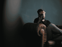 Los manipuladores suelen refugiarse tras la faceta de una persona encantadora. ESPECIAL/ Foto de Nik Shuliahin 💛💙 en Unsplash