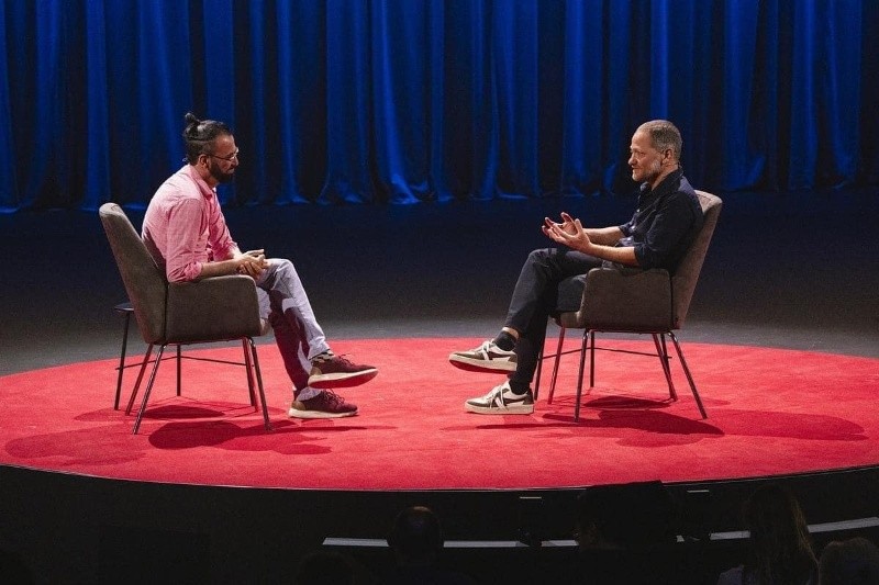 A la izquierda, el palestino Aziz Abu Sarah. A la derecha, el  israelí Maoz Inón, líderes de la iniciativa pacifista 