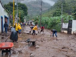 Se registraron cerca de dos mil viviendas con daños, deslaves en carreteras estatales y desbordamientos de dos ríos en zonas altas. @PCEstatalVer.