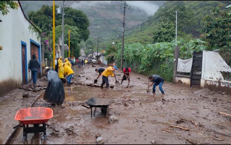 Se registraron cerca de dos mil viviendas con daños, deslaves en carreteras estatales y desbordamientos de dos ríos en zonas altas. @PCEstatalVer.