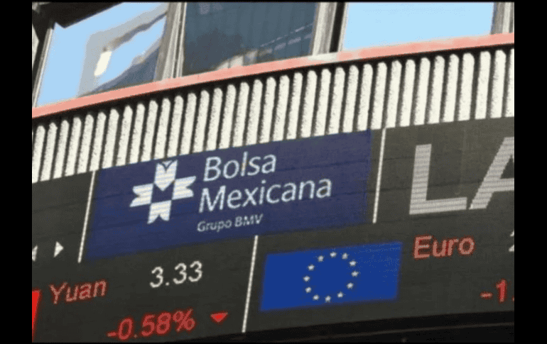 En la jornada, el peso se depreció un 0.38 % frente al dólar, al cotizar en 18.36 unidades por billete verde, tras valuarse en los 18.29, según datos del Banco de México. EFE / ARCHIVO