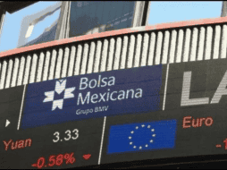 En la jornada, el peso se depreció un 0.38 % frente al dólar, al cotizar en 18.36 unidades por billete verde, tras valuarse en los 18.29, según datos del Banco de México. EFE / ARCHIVO