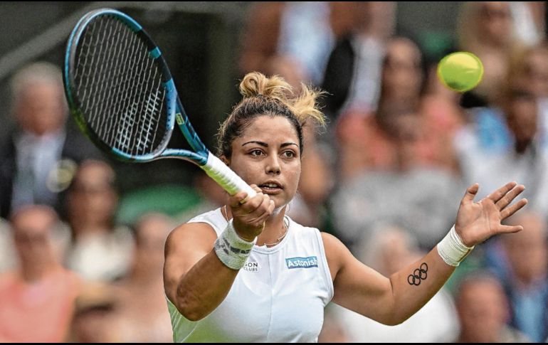 Renata Zarazúa es la primera tenista mexicana en jugar en la cancha central de Wimbledon. AFP/G. Kirk