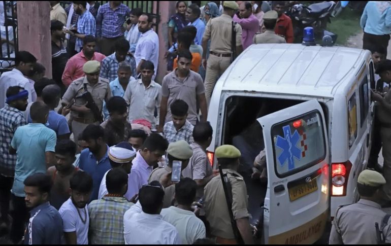 Los cuerpos fueron trasladados a hospitales y morgues en camiones y vehículos privados. ESPECIAL / AP