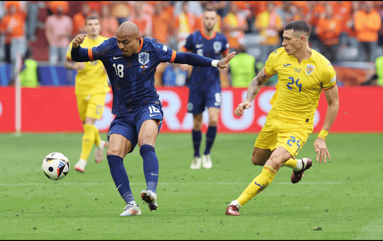 Donyell Malen de Países Bajos (I) y Bogdan Racovitan de Rumania (D), durante el partido de hoy por la Eurocopa 2024. EFE / M. Messara