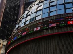 En la jornada, el peso se apreció un 0.5 % frente al dólar, al cotizar en 18.27 unidades por billete verde, tras valuarse en los 18.36, según datos del Banco de México. NTX / ARCHIVO