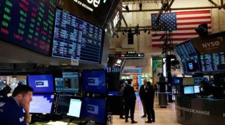 El Dow Jones de Industriales bajó un 0.38 % y se situó en 47.560 unidades; el S&P 500 cedió un 0.09 %, hasta los 6.840 enteros, y el Nasdaq terminó con un leve repunte del 0.13 %, hasta 23.576 puntos. AFP / ARCHIVO