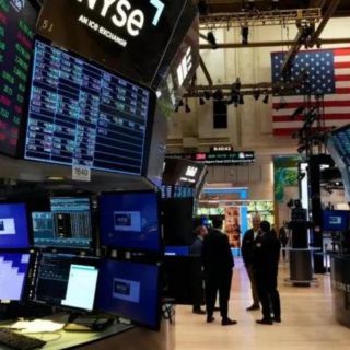 Wall Street cierra el mes en verde, pero el Nasdaq retrocede por temor a burbuja de la IA