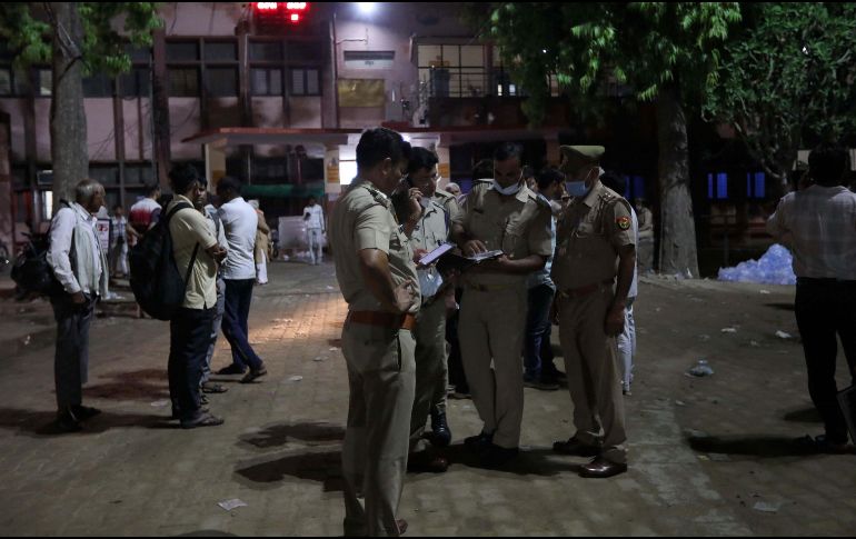 Los familiares lloraban a medida que los cuerpos de los fallecidos, colocados en camillas y cubiertos con sábanas blancas. EFE/H. Tyagi.