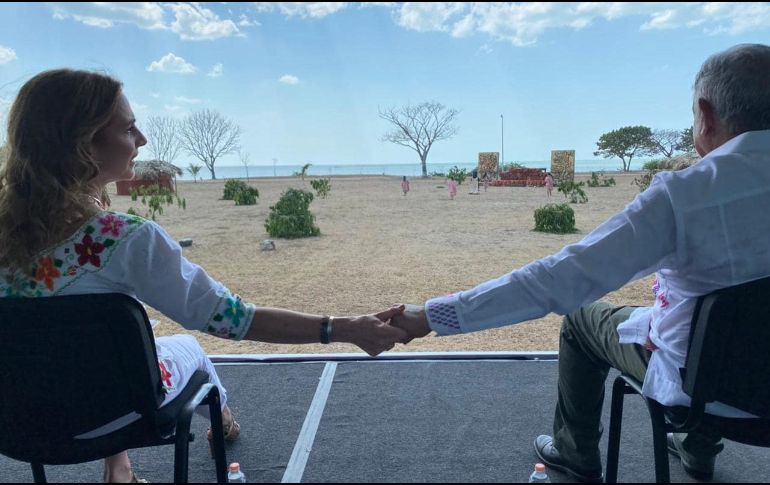 El Presidente Andrés Manuel López Obrador negó que se va a divorciar de su esposa al concluir su puesto como gobernador de México, sin embargo, no vivirán juntos. En esta imagen, el mandatario sostiene la mano de su actual esposa. ESPECIAL / Fotografía de Beatriz Gutiérrez Müller en Facebook