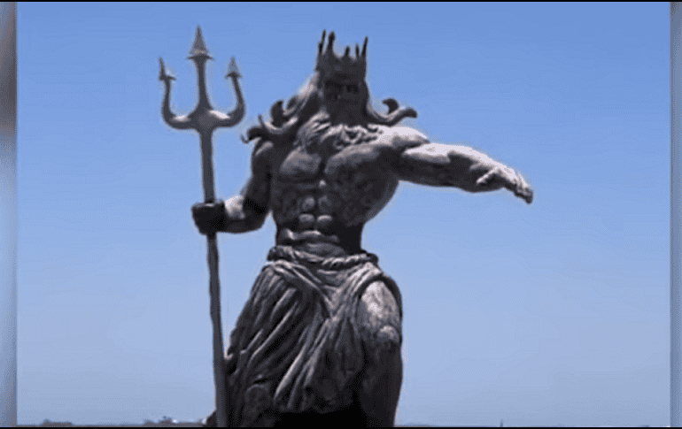 La figura, de 3 metros de altura, sorprendió tanto a turistas como a residentes, ya que no había ningún aviso oficial sobre su instalación. ESPECIAL / SUN