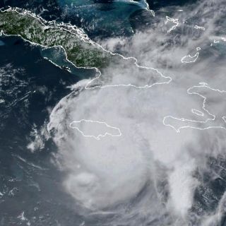 Pared del ojo de Beryl azota la costa sur de Jamaica rumbo a las Islas Caimán y México