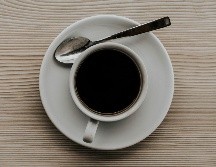 La cafeína, el principal componente activo del café, es un estimulante que bloquea los efectos de la adenosina, un neurotransmisor que promueve el sueño. Pexels