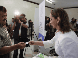 La Canciller Ruiz Massieu con uno de los usuarios del programa Consulados Sobre Ruedas en Los Ángeles. ESPECIAL/GOB. MÉXICO