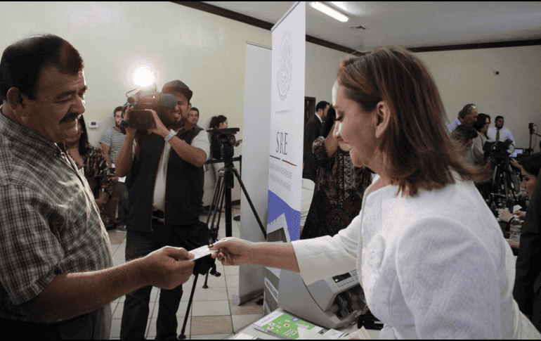 La Canciller Ruiz Massieu con uno de los usuarios del programa Consulados Sobre Ruedas en Los Ángeles. ESPECIAL/GOB. MÉXICO