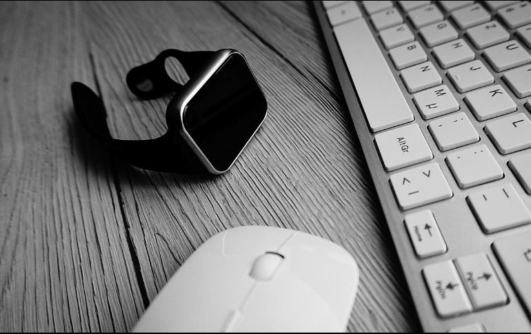 Además de las bondades que ofrece en el apartado técnico, este reloj inteligente tiene un par de funciones útiles para cuidar de tu salud, esto debido a que puede medir la alerta de ritmo cardíaco, electrocardiograma (ECG), análisis de composición corporal, resistencia al agua IP68 y ATM5 y certificación de pruebas militares MIL-STD-810H.PIXABAY