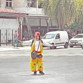 Payaso sale al quite ante ausencia de policías viales