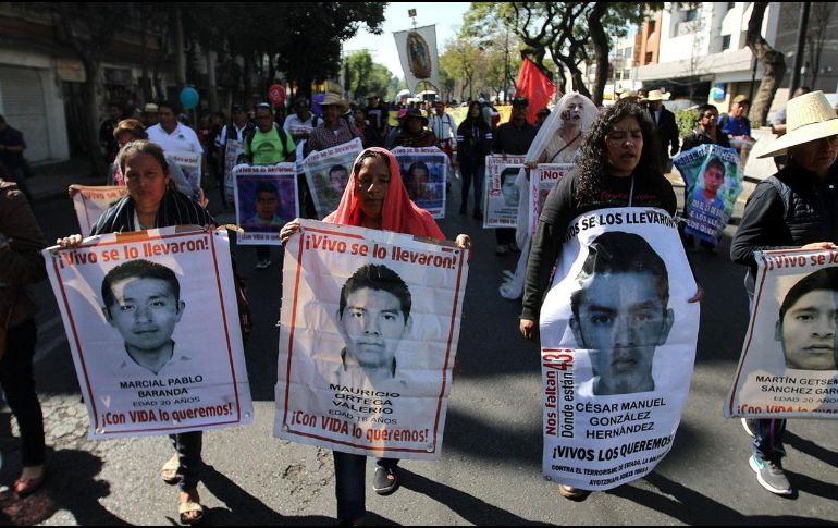 A 88 días de que termine el sexenio de Andrés Manuel López Obrador, el Presidente se compromete a no dar carpetazo al caso Ayotzinapa. En la fotografía padres de los 43 desaparecidos durante manifestación en diciembre del 2019. NOTIMEX / ARCHIVO