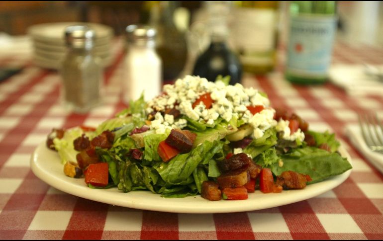 Este aceite es ideal para aderezar ensaladas, por lo que incluirlo en nuestra alimentación no ofrece inconvenientes. EL INFORMADOR / ARCHIVO