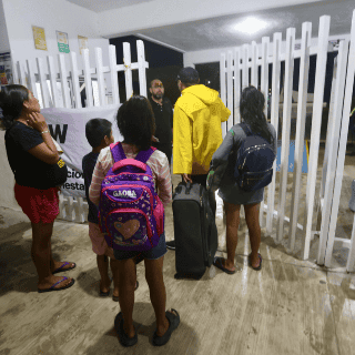 De pelarse con rescatistas, a los refugios; así se vive la emergencia por "Beryl"