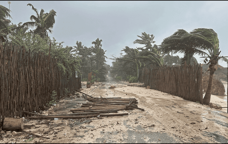 Fotografía que muestra una calle obstruida debido a los daños ocasionados durante la entrada del huracán 
