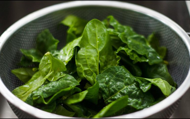 También es crucial para mantener huesos fuertes y prevenir la osteoporosis. UNSPLASH / C. CONTI