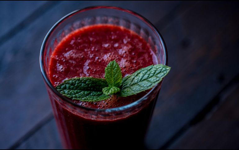 Consumir jugo de betabel podría aportarte nutrientes escenciales para la salud. ESPECIAL/Foto de Joanna Kosinska en Unsplash