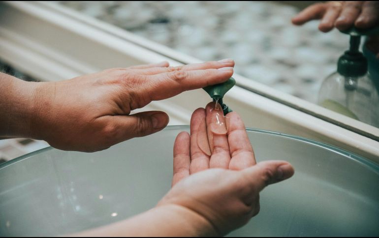 Un entorno excesivamente limpio puede afectar negativamente la respuesta del cuerpo a microorganismos que benefician el sistema inmunológico. ESPECIAL / Foto de Jason Jarrach en Unsplash