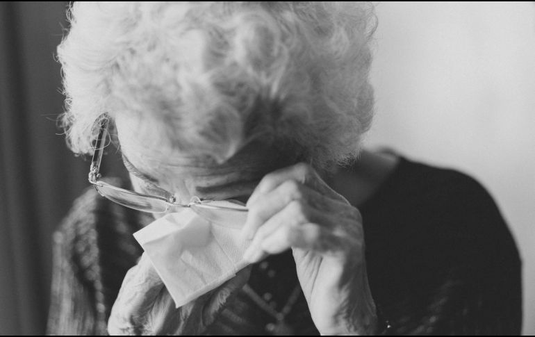 Ser cuidador de una persona enferma es gratificante pero también puede ser muy agobiante. ESPECIAL / UNSPLASH / J. Wong