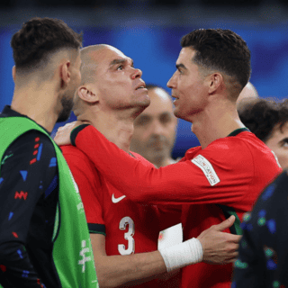 Cristiano Ronaldo consuela a Pepe llorando tras quedar eliminados (VIDEO)