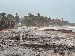 Carreteras, costas y negocios quedaron entre lodo, piedras y rocas. EFE
