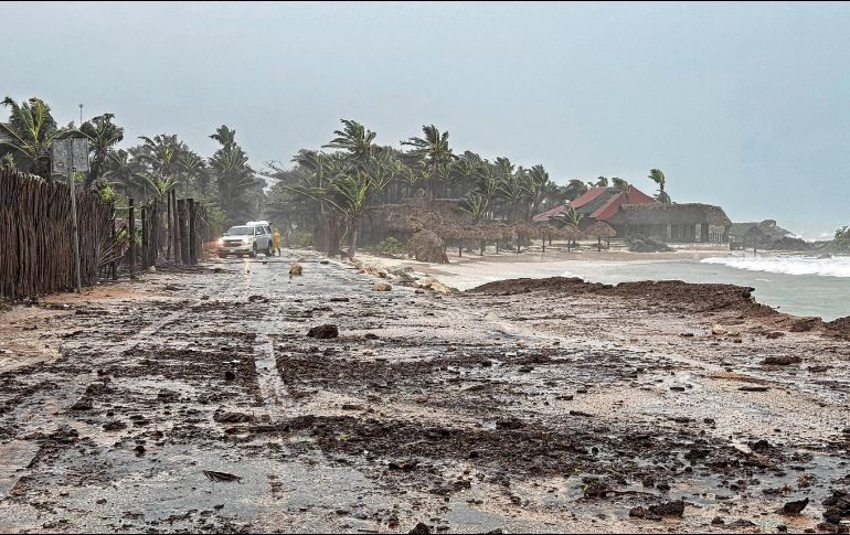Carreteras, costas y negocios quedaron entre lodo, piedras y rocas. EFE